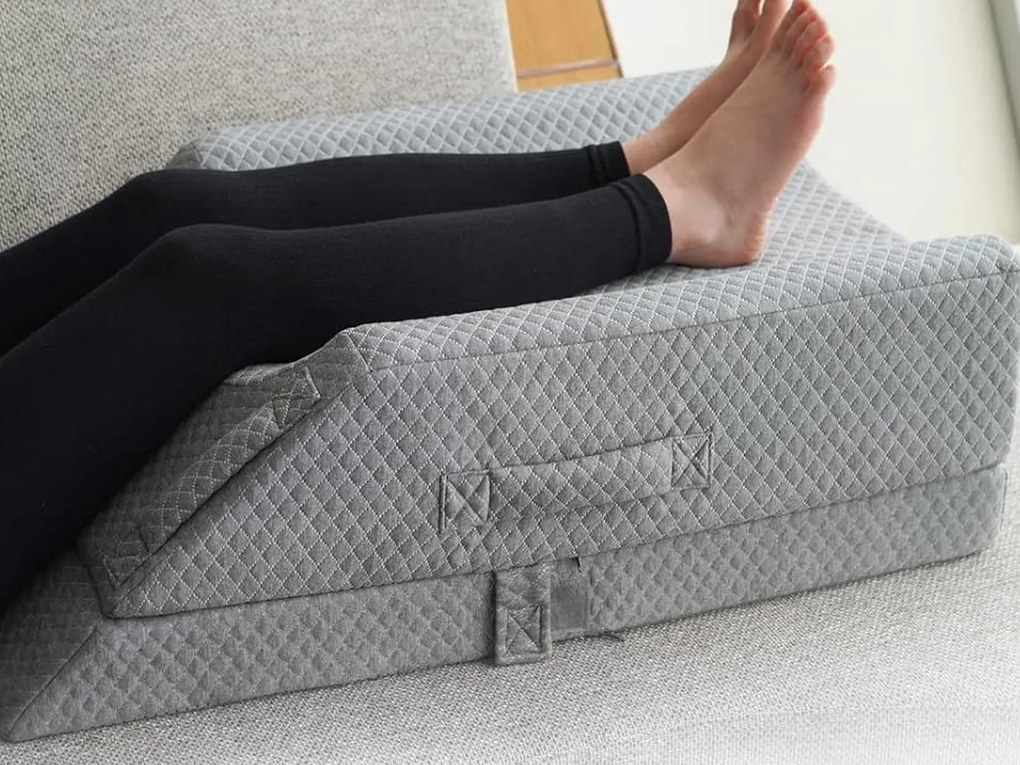Perna ortopedica ridicare picioare, inaltime reglabila 3 niveluri, memory foam cu gel, husa matlasata, Gri