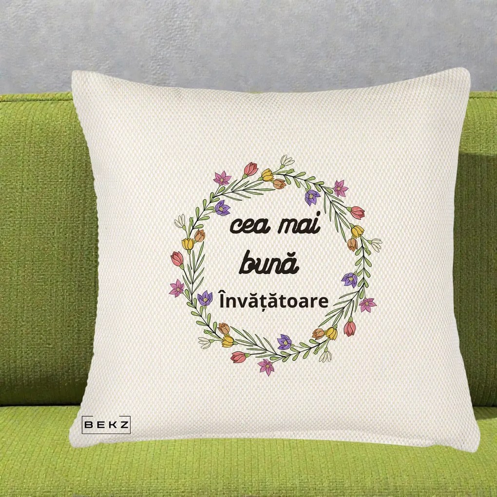 Cadou pentru Invatatoare - Perna Personalizata Cea mai Buna Invatatore cu Coronita Florala Colorata, 40x40 cm, Crem Reliefat, Husa Detasabila, Perna Inclusa, BEKZ®