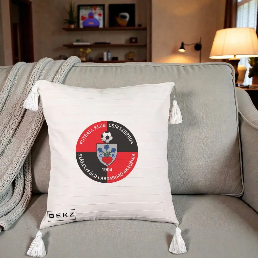 Perna Personalizata FK Csikszereda 1904 Fotbal, 40x40 cm, Bej cu Franjuri, Husa Detasabila, Perna Inclusa, BEKZ®
