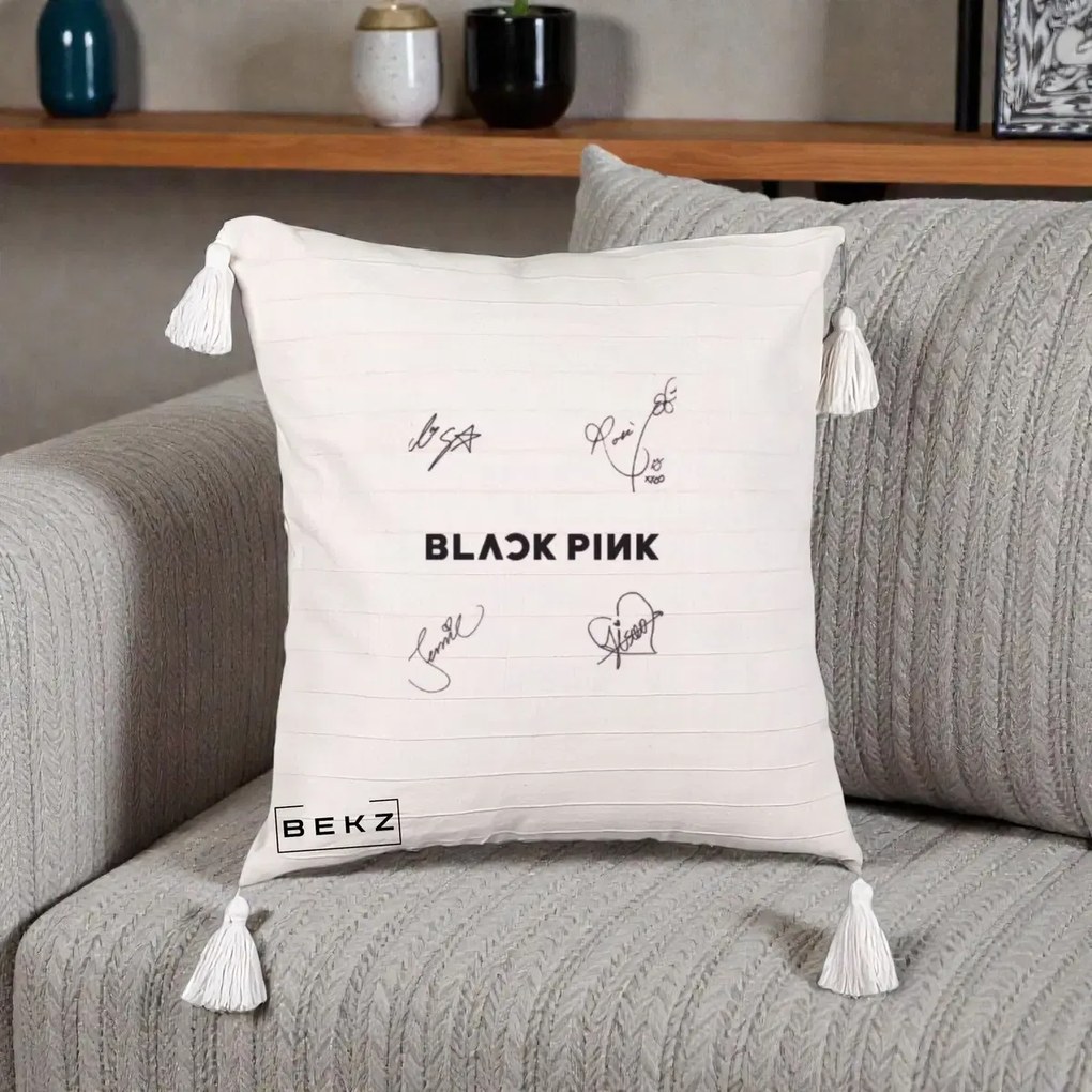 Perna Personalizata K-pop BLACKPINK Tinute Negre Grup Simplu, 40x40 cm, Bej cu Franjuri, Husa Detasabila, Perna Inclusa, BEKZ®