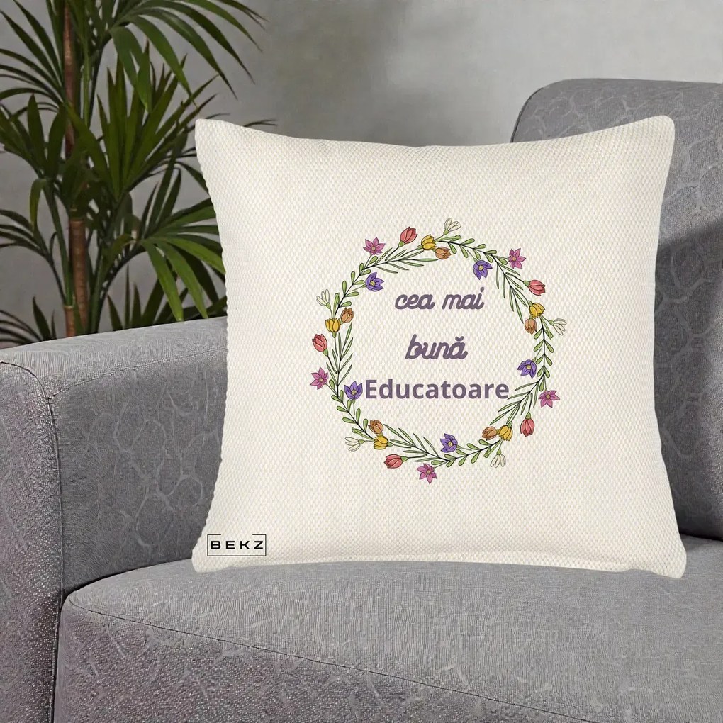 Perna personalizata educatoare: Cea mai buna educatoare, flori, 45x45 cm cu Umplutura, Crem Reliefat, BEKZ
