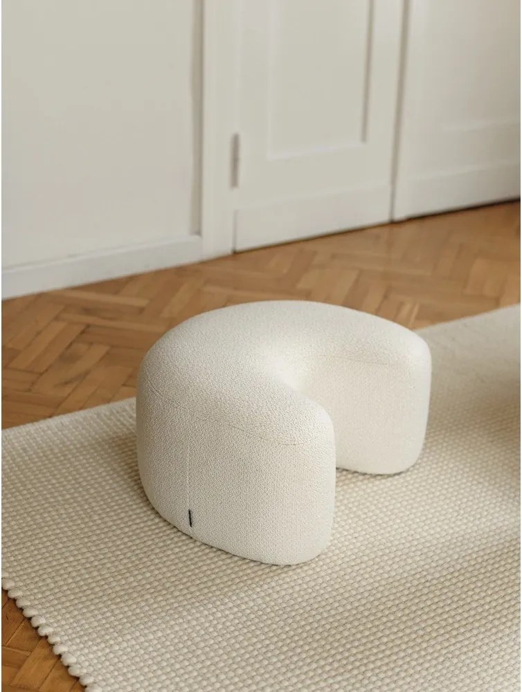 Puf bej cu tapițerie din țesătură bouclé Ü – noo.ma