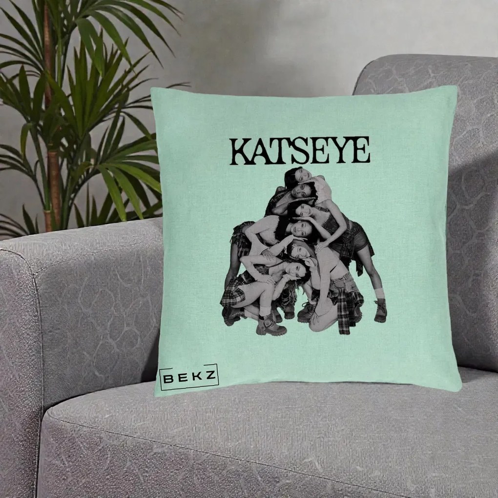 Perna Personalizata K-pop KATSEYE Foto Roz Vintage, 40x40 cm, Verde Menta, Husa Detasabila, Perna Inclusa, BEKZ®