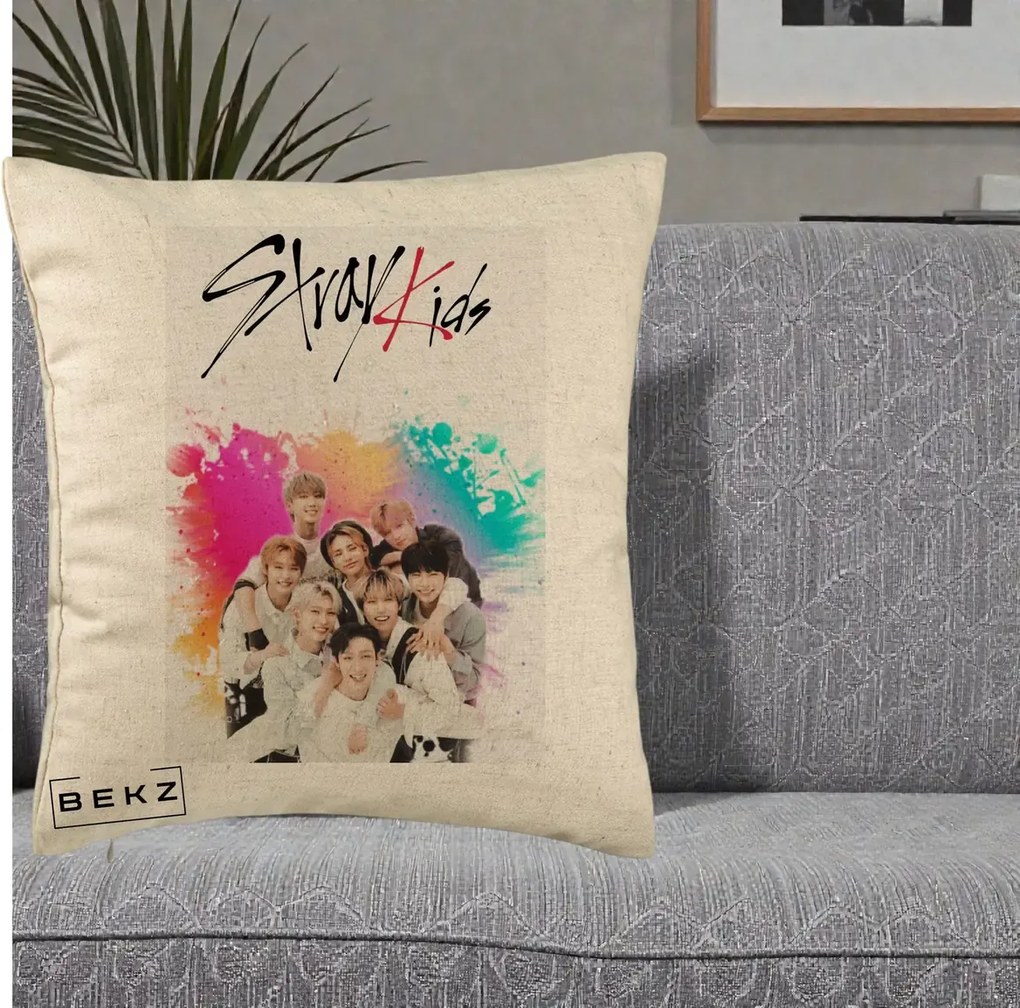 Perna Personalizata K-pop Stray Kids cu Splash Multicolor, 40x40 cm, Bej, Husa Detasabila, Perna Inclusa, BEKZ®