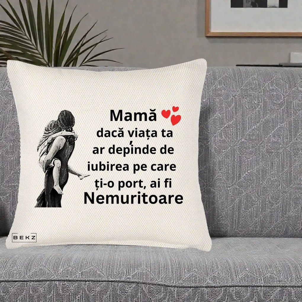 Perna personalizata mama: Mama Nemuritoare Gravura Vintage, 45x45 cm cu Umplutura, Crem Reliefat, BEKZ