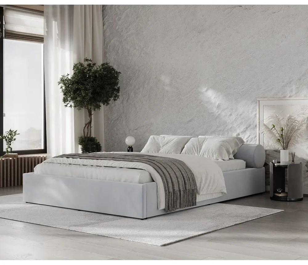 Pat matrimonial gri deschis tapițat cu spațiu de depozitare cu somieră 180x200 cm Solvo – Maison de Rêve