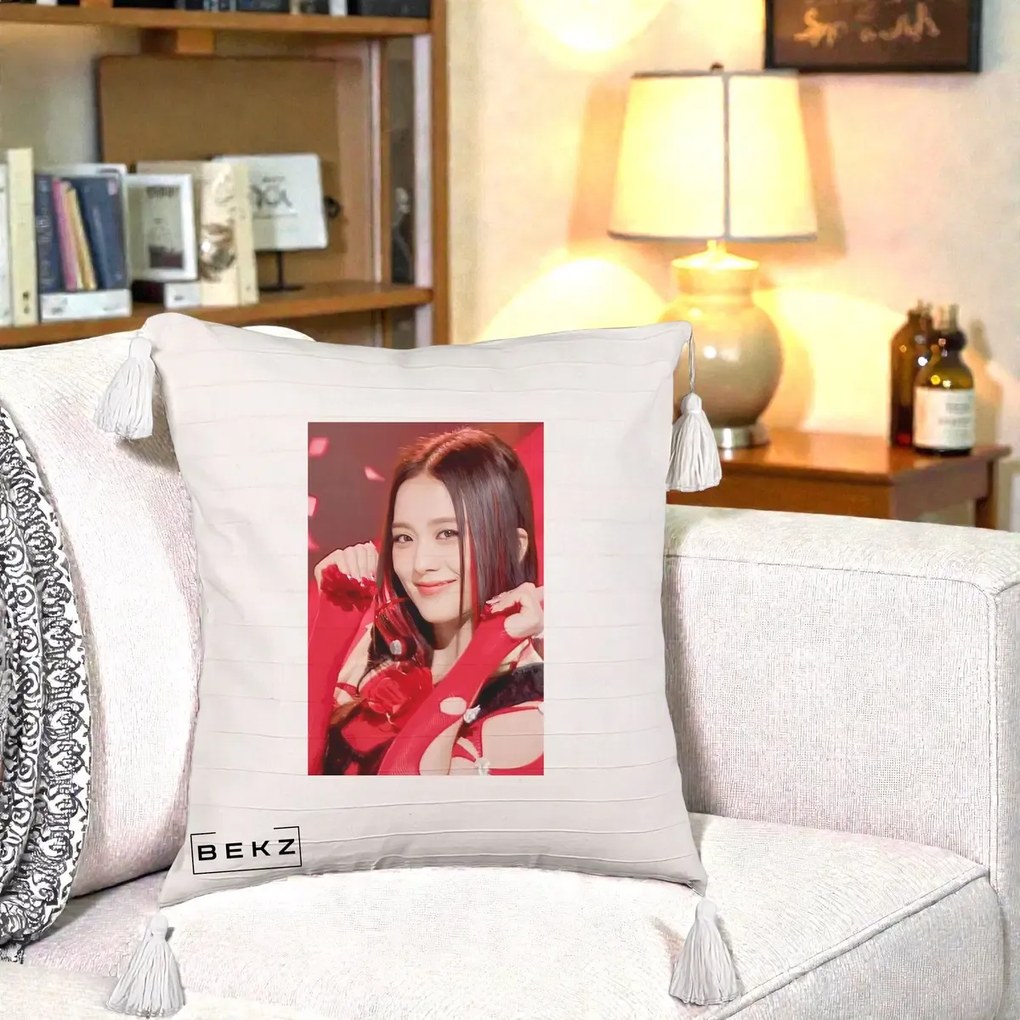 Perna Personalizata K-pop BLACKPINK Jisoo Rosu, 40x40 cm, Bej cu Franjuri, Husa Detasabila, Perna Inclusa, BEKZ®