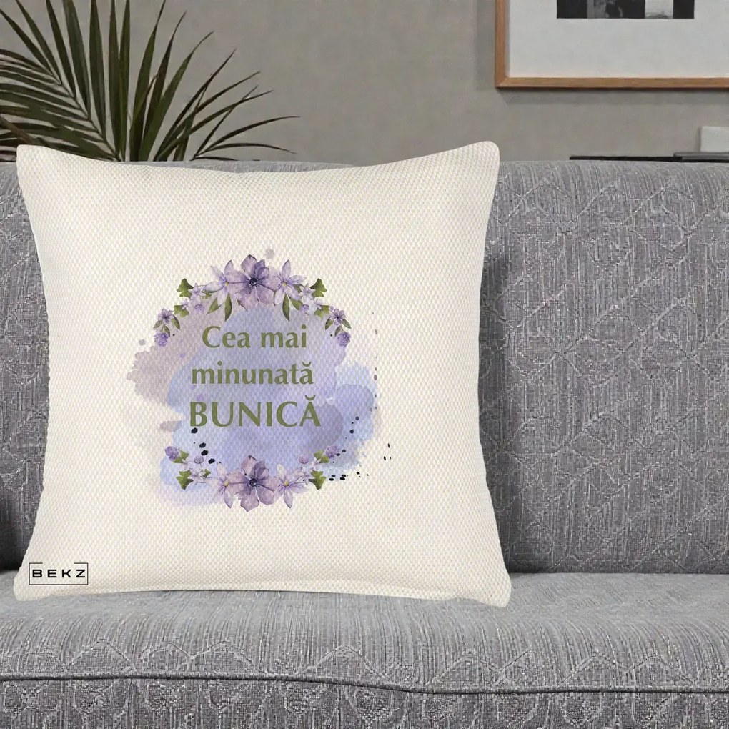 Cadou pentru Bunica - Perna Personalizata Cea Mai Minunata Bunica Flori Mov Acuarela Verde, 40x40 cm, Crem Reliefat, Husa Detasabila, Perna Inclusa, BEKZ®