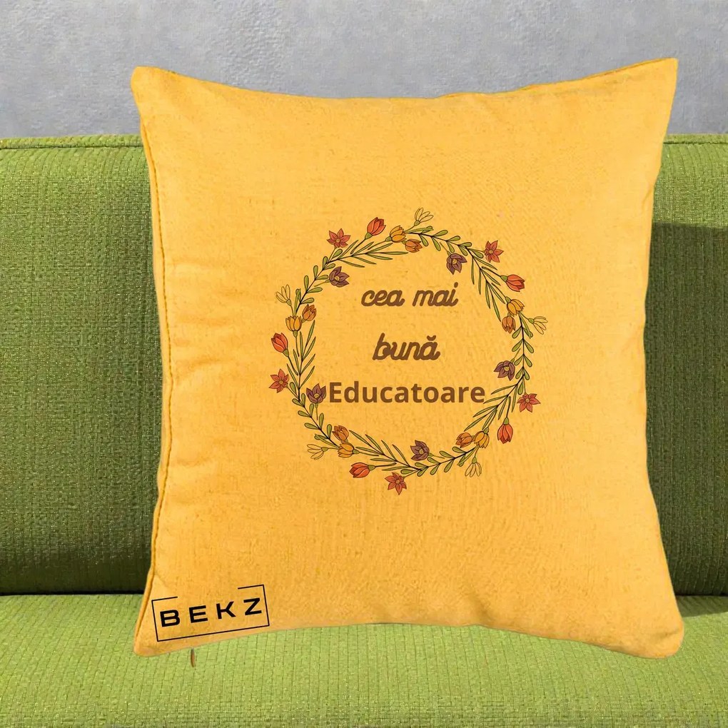 Cadou pentru Educatoare - Perna Personalizata Cea mai Buna Educatoare cu Coronita Florala Colorata, 40x40 cm, Galben, Husa Detasabila, Perna Inclusa, BEKZ®