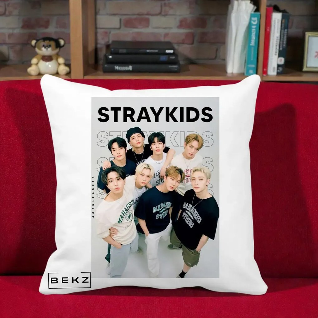 Perna Personalizata K-pop Stray Kids STRAYKIDS Alb-Negru cu Foto Grup, 40x40 cm, Alba Mata, Husa Detasabila, Perna Inclusa, BEKZ®