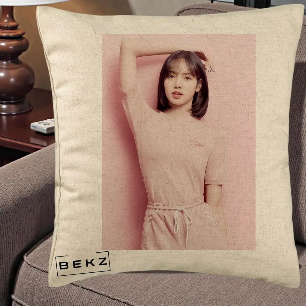 Perna Personalizata K-pop BLACKPINK Lisa Roz, 40x40 cm, Bej, Husa Detasabila, Perna Inclusa, BEKZ®