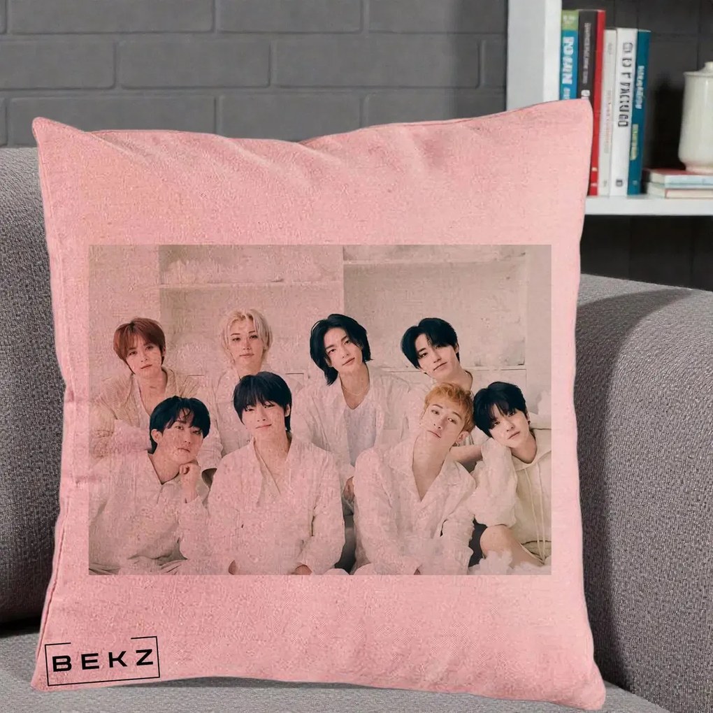 Perna Personalizata K-pop Stray Kids Foto Grup Alb All-White cu 8 Membrii, 40x40 cm, Roz, Husa Detasabila, Perna Inclusa, BEKZ®