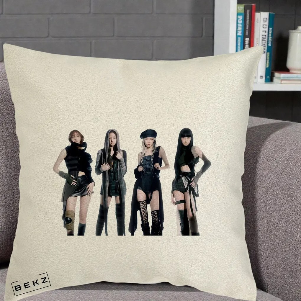 Perna Personalizata K-pop BLACKPINK Tinute Negre Elegante Grup, 40x40 cm, Ecru, Husa Detasabila, Perna Inclusa, BEKZ®