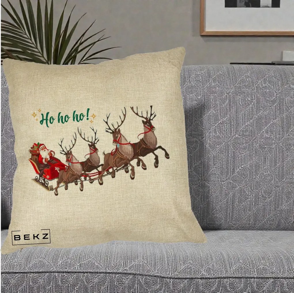 Perna Decorativa Ho Ho Ho Mos Craciun cu Sanie si Reni, 40x40 cm, Crem, Husa Detasabila, Perna Inclusa, BEKZ®
