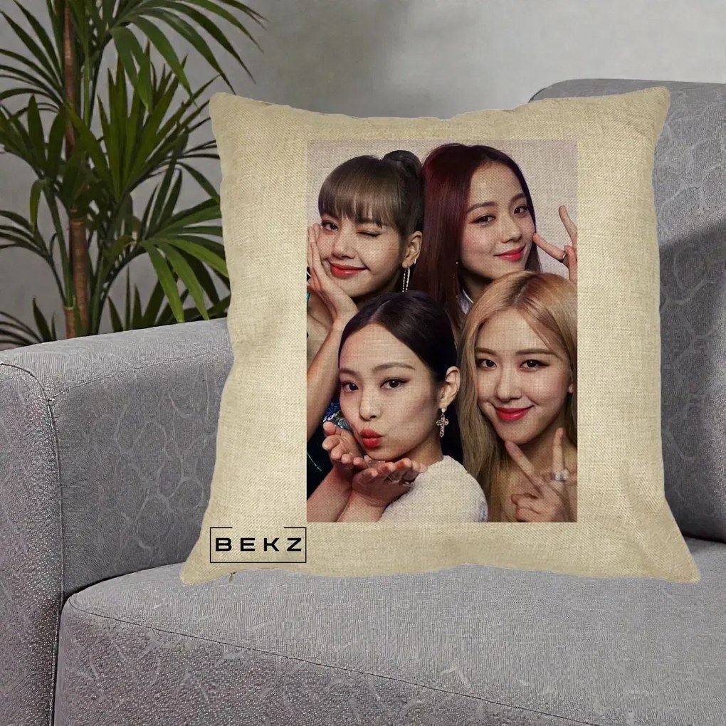 Perna Personalizata K-pop BLACKPINK Foto Grup Selfie 4 Membre, 40x40 cm, Crem, Husa Detasabila, Perna Inclusa, BEKZ®
