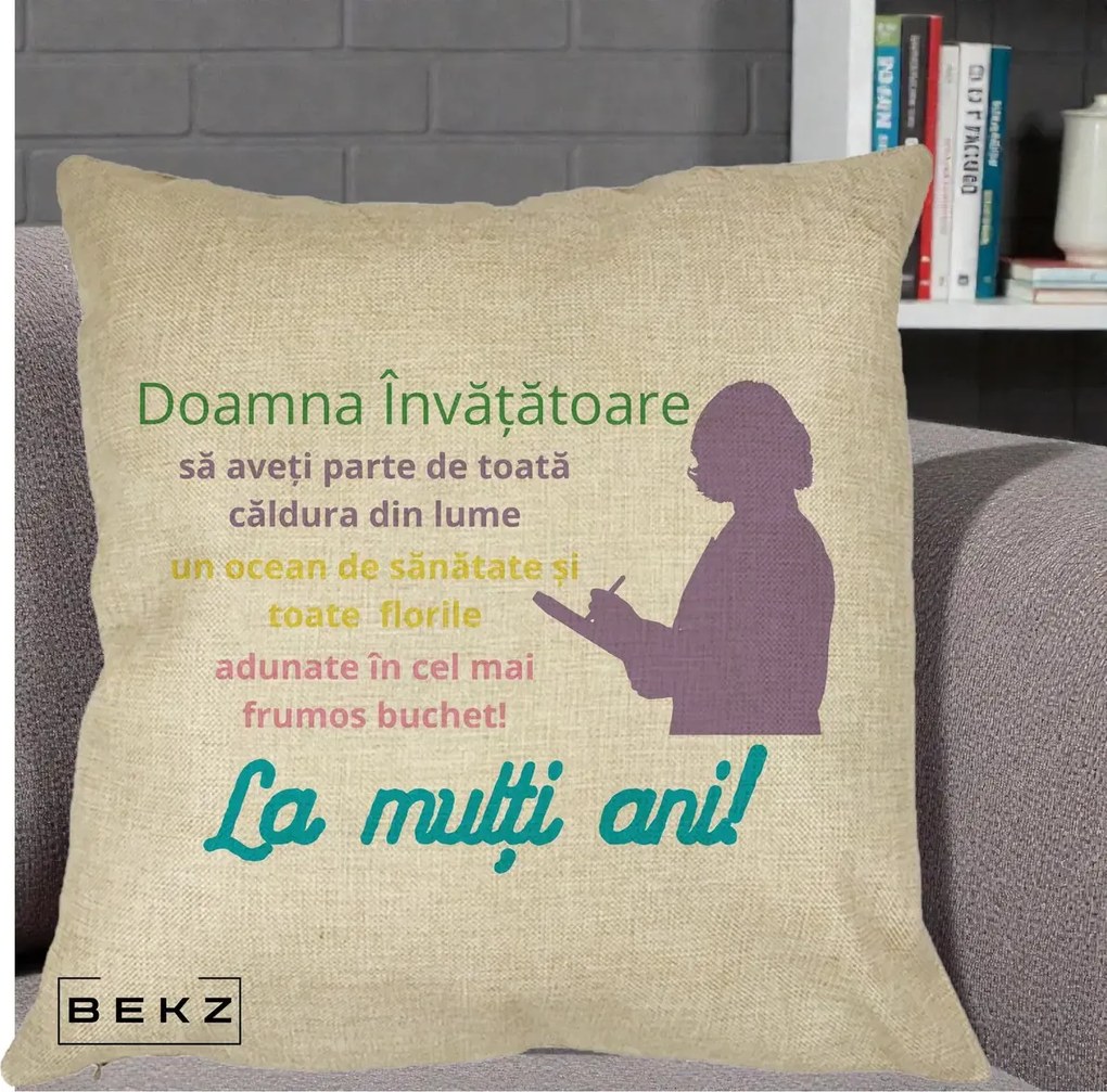 Perna personalizata invatatoare: Doamna invatatoare, La multi ani, 40x40 cm cu Umplutura, Crem, BEKZ
