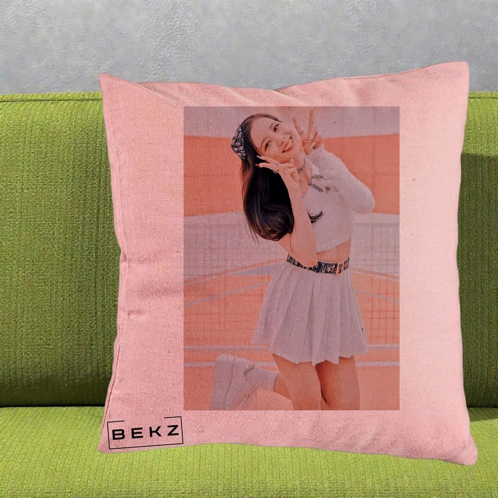 Perna Personalizata K-pop BLACKPINK Nayeon/Jisoo Tenis Alb, 40x40 cm, Roz, Husa Detasabila, Perna Inclusa, BEKZ®