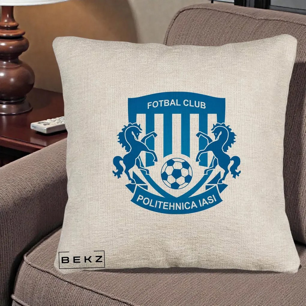 Perna Personalizata FC Politehnica Iasi Fotbal, 40x40 cm, Bej Canapea, Husa Detasabila, Perna Inclusa, BEKZ®