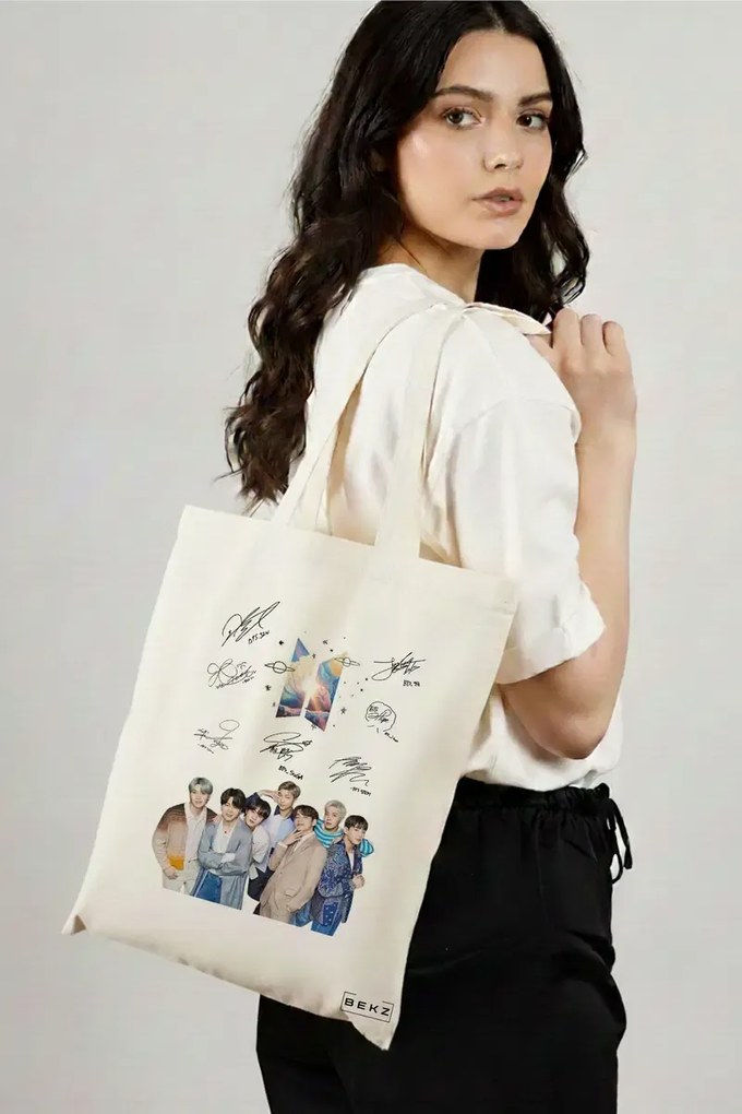 Sacosa de Panza pentru Cumparaturi, Geanta Tote, model BTS Army 9 cu semnaturii, 38x34.5 cm, Alba, BEKZ®