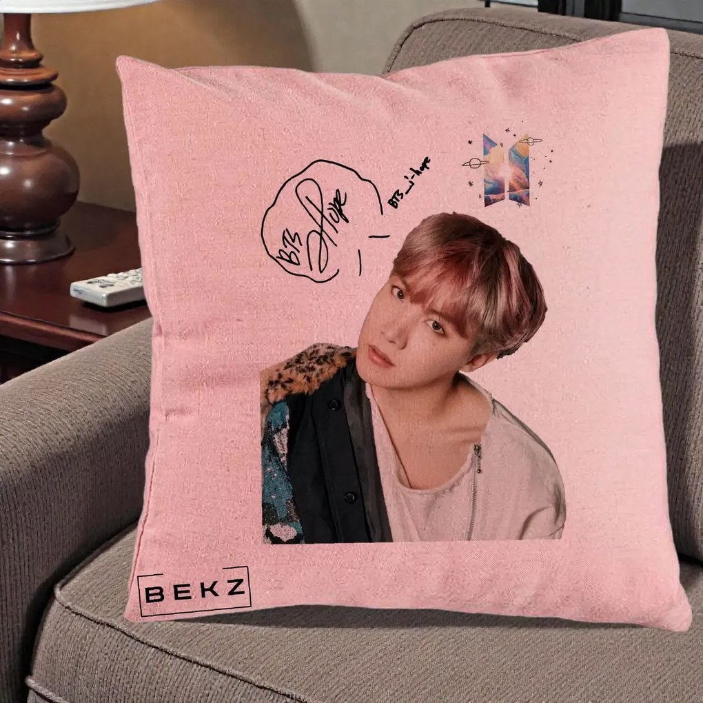 Perna Personalizata K-pop BTS J-Hope Par Roz Autograf, 40x40 cm, Roz, Husa Detasabila, Perna Inclusa, BEKZ®