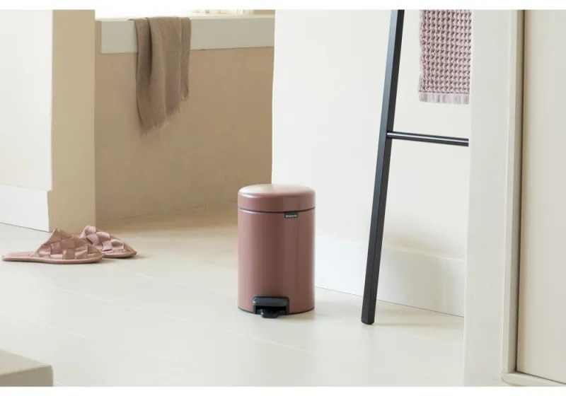 Cos de gunoi cu pedala Brabantia NewIcon 1008837, 3 L, Inchidere lina, Baza antiderapanta, Finisaj satinat, Maro