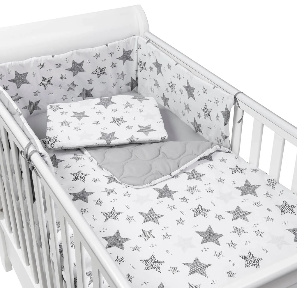 Set lenjerie matlasata 4 piese Kidizi Magic Stars Grey, include perna, plapumioara, aparatoare si cearceaf