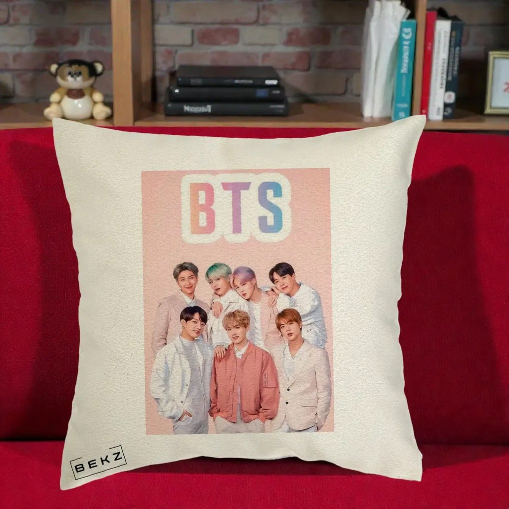 Perna Personalizata K-pop BTS Foto Grup cu BTS si Fond Roz Pastel, 40x40 cm, Ecru, Husa Detasabila, Perna Inclusa, BEKZ®