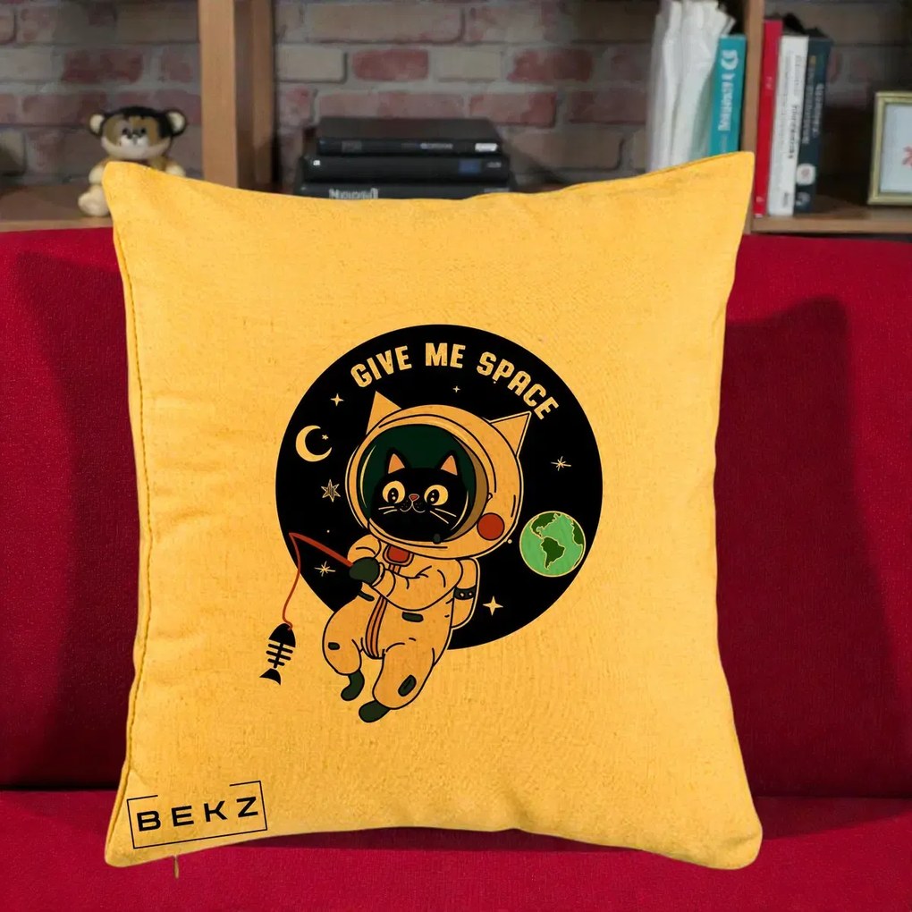 Perna Decorativa Give Me Space Pisica Astronaut, 40x40 cm, Galben, Husa Detasabila, Perna Inclusa, BEKZ®