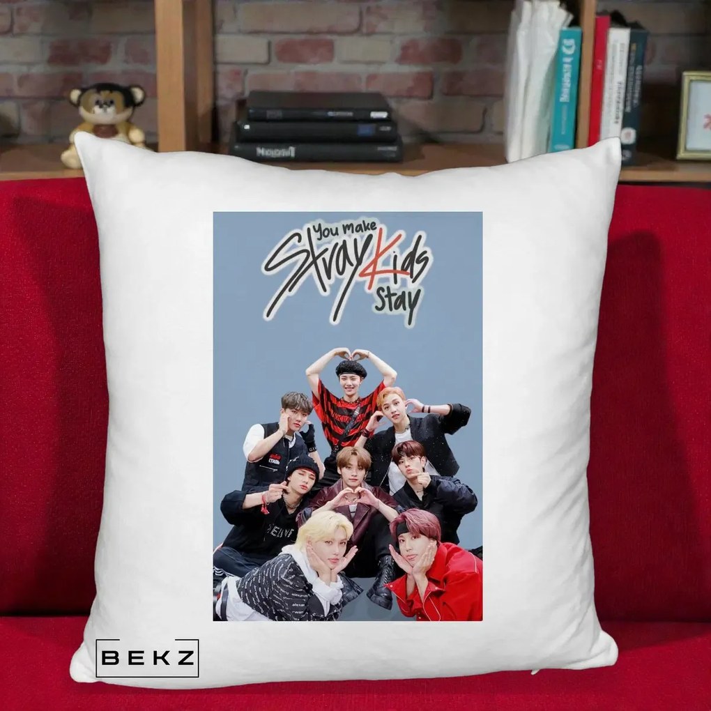 Perna Personalizata K-pop Stray Kids You Make Stray Kids Stay cu Foto Grup, 40x40 cm, Alb Pufos, Husa Detasabila, Perna Inclusa, BEKZ®