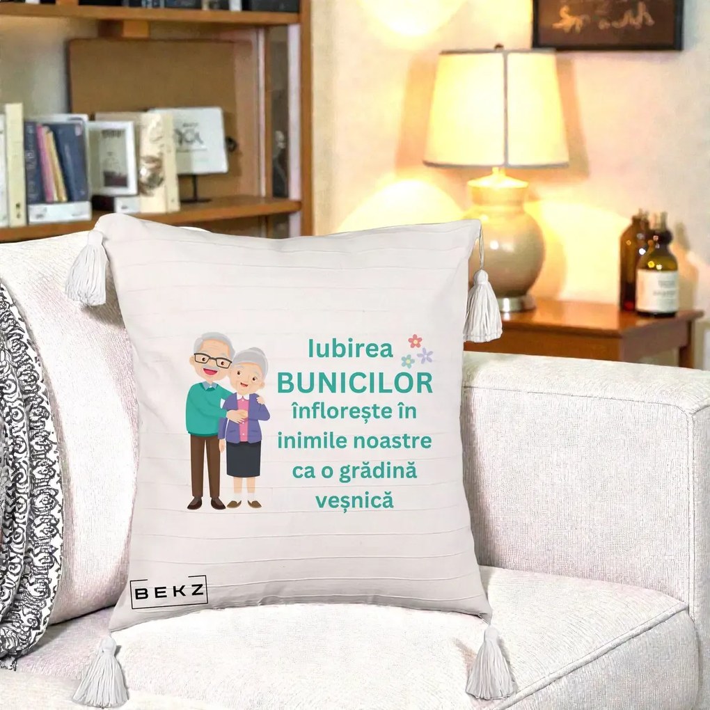 Cadou pentru Bunici - Perna Personalizata Bunicii Iubirea Infloreste Cuplu Senior Teal, 40x40 cm, Bej cu Franjuri, Husa Detasabila, Perna Inclusa, BEKZ®