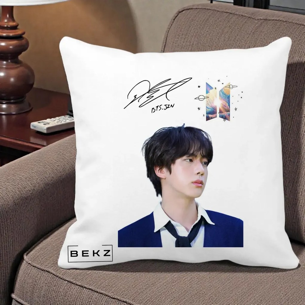Perna Personalizata K-pop BTS Jin Portret Tinuta Albastra Autograf, 40x40 cm, Alba Mata, Husa Detasabila, Perna Inclusa, BEKZ®