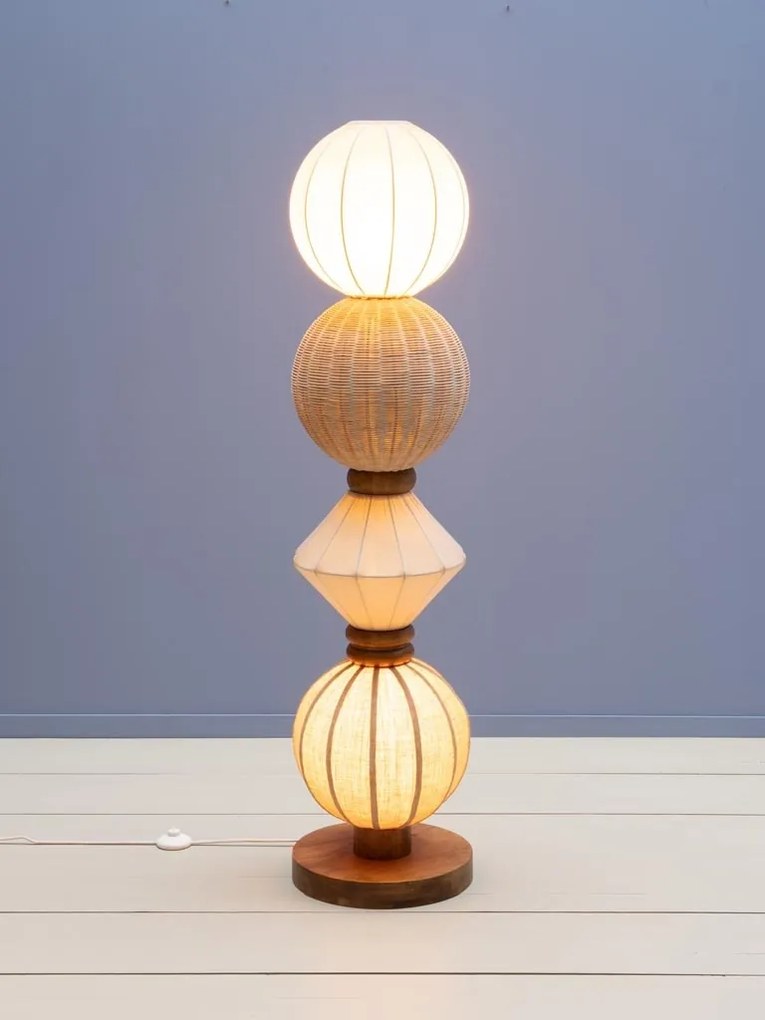 Lampă de podea din in și rattan natur, cu structură din lemn deschis, etaje rotunde suprapuse, finisaj natural, 138×34 cm, „Lumea"