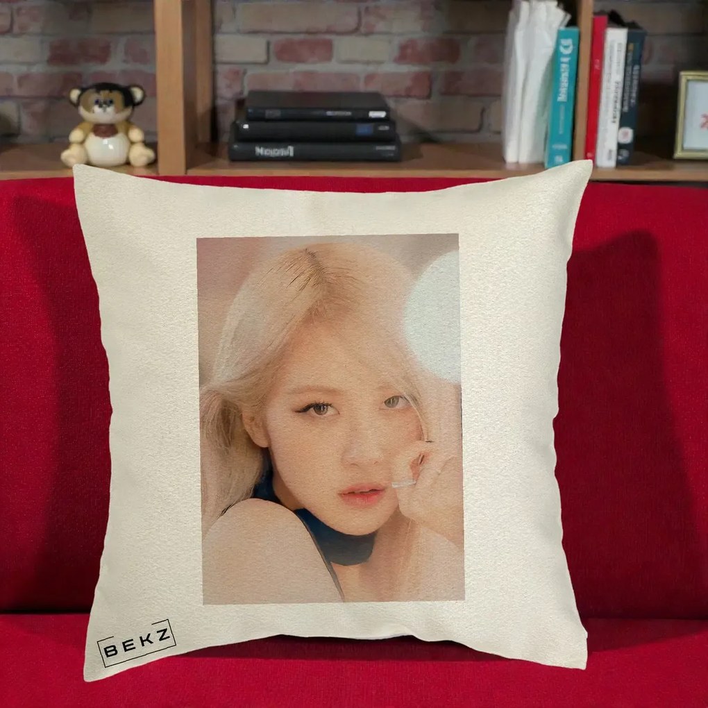 Perna Personalizata K-pop BLACKPINK Rose Blond cu Inel Roz Pastel, 40x40 cm, Ecru, Husa Detasabila, Perna Inclusa, BEKZ®