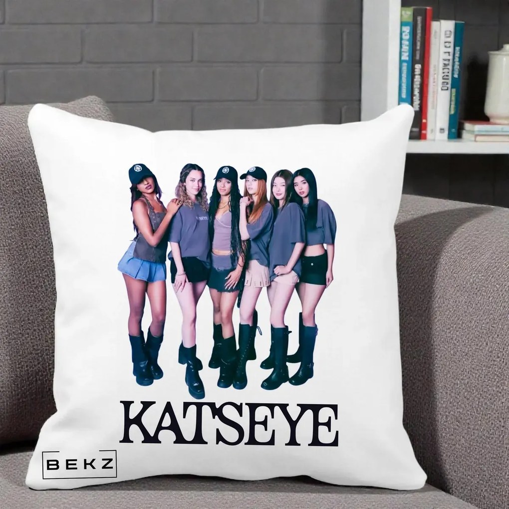Perna Personalizata K-pop KATSEYE Grup Foto Tinute Gri, 40x40 cm, Alba Mata, Husa Detasabila, Perna Inclusa, BEKZ®