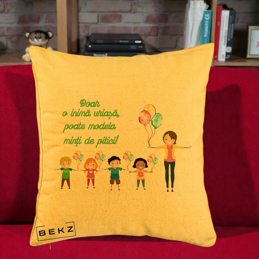 Cadou pentru Educatoare - Perna Personalizata Doar o Inima Uriasa poate Modela Minti de Pitici cu Educatoare si Baloane, 40x40 cm, Galben, Husa Detasabila, Perna Inclusa, BEKZ®