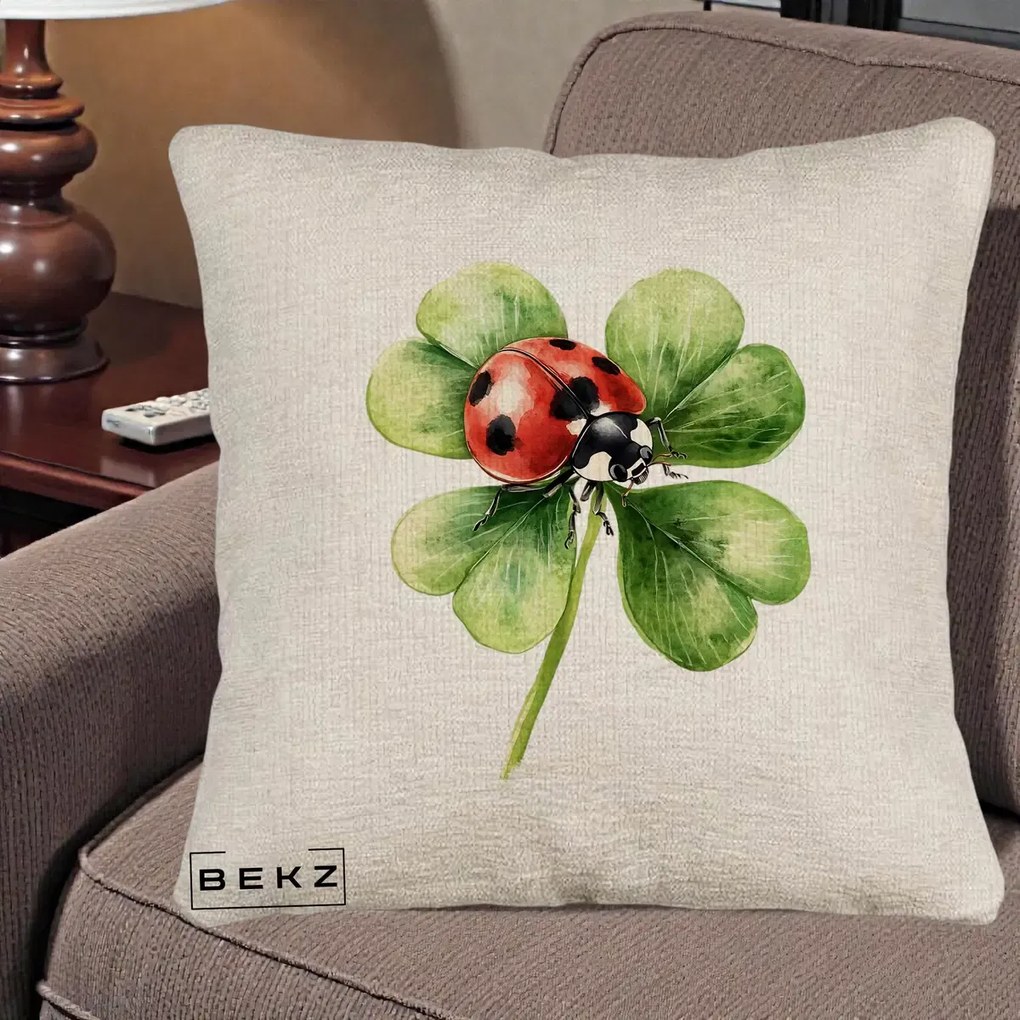 Perna Decorativa Buburuza Norocoasa pe Trifoi cu Patru Foi, 40x40 cm, Bej Canapea, Husa Detasabila, Perna Inclusa, BEKZ®