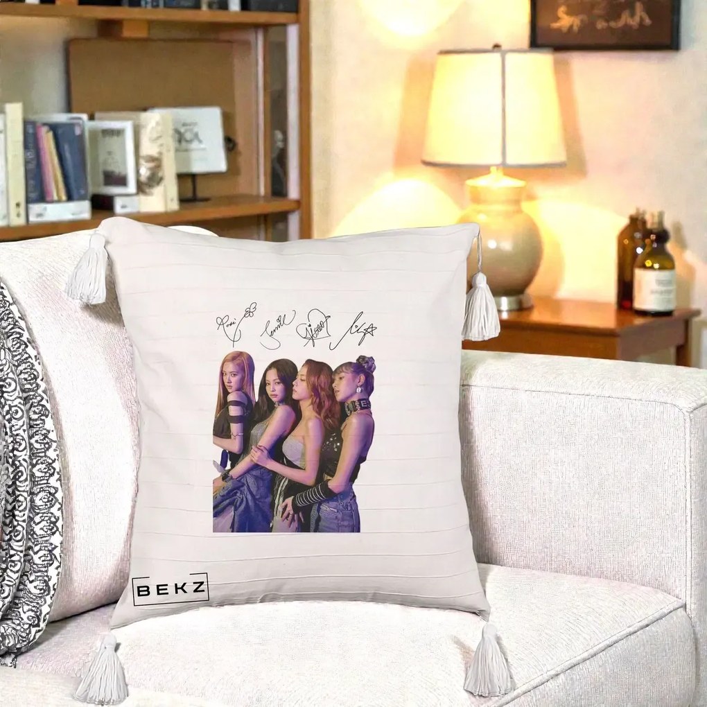 Perna Personalizata K-pop BLACKPINK Fotografie Grup Autografe Deasupra, 40x40 cm, Bej cu Franjuri, Husa Detasabila, Perna Inclusa, BEKZ®