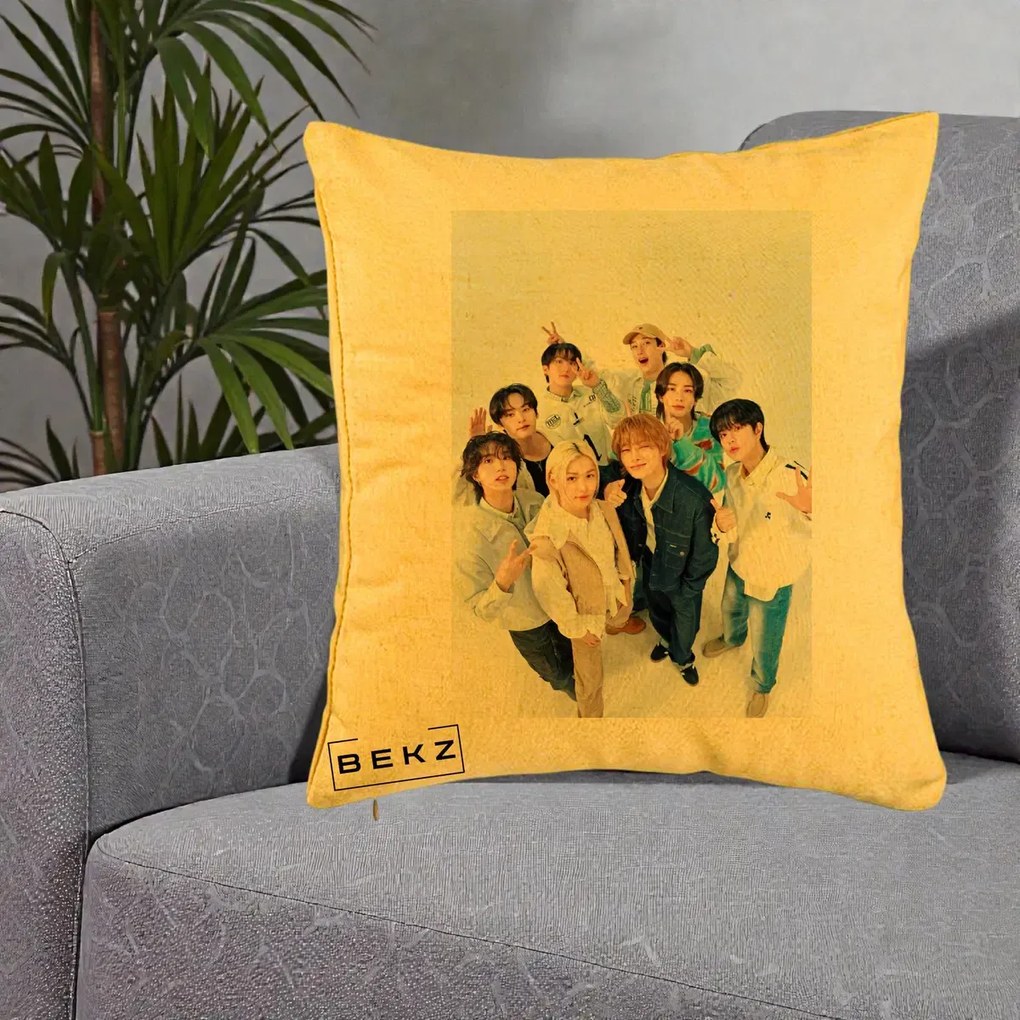 Perna Personalizata K-pop Stray Kids Foto Grup Alb cu 8 Membrii de Sus, 40x40 cm, Galben, Husa Detasabila, Perna Inclusa, BEKZ®