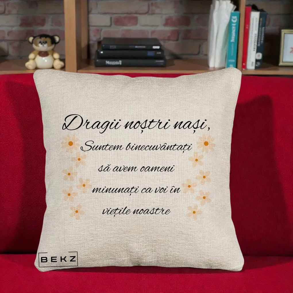 Cadou pentru Nasi - Perna Personalizata Dragii Nostri Nasi Suntem Binecuvantati cu Floricele, 40x40 cm, Bej Canapea, Husa Detasabila, Perna Inclusa, BEKZ®