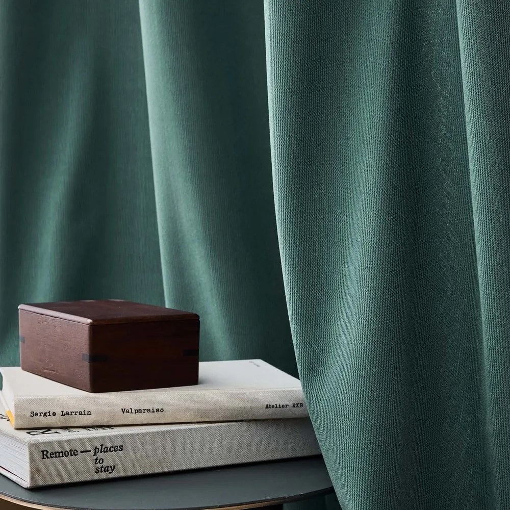 Draperie verde termoizolantă din catifea reiată 140x260 cm Madison – douceur d'intérieur