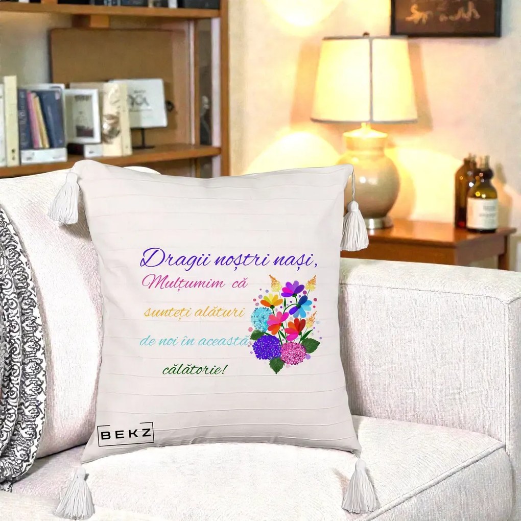 Perna Personalizata Dragii Nostri Nasi Multumim cu Flori Multicolore Colorat, 40x40 cm, Bej cu Franjuri, Husa Detasabila, Perna Inclusa, BEKZ®