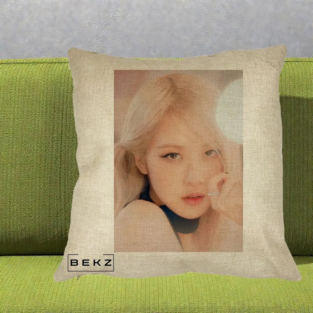 Perna Personalizata K-pop BLACKPINK Rose Blond cu Inel Roz Pastel, 40x40 cm, Crem, Husa Detasabila, Perna Inclusa, BEKZ®