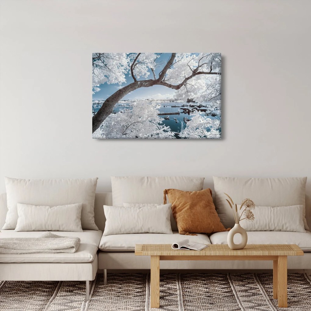 Tablou cu copac înzăpezit lângă apă (90x60 cm)