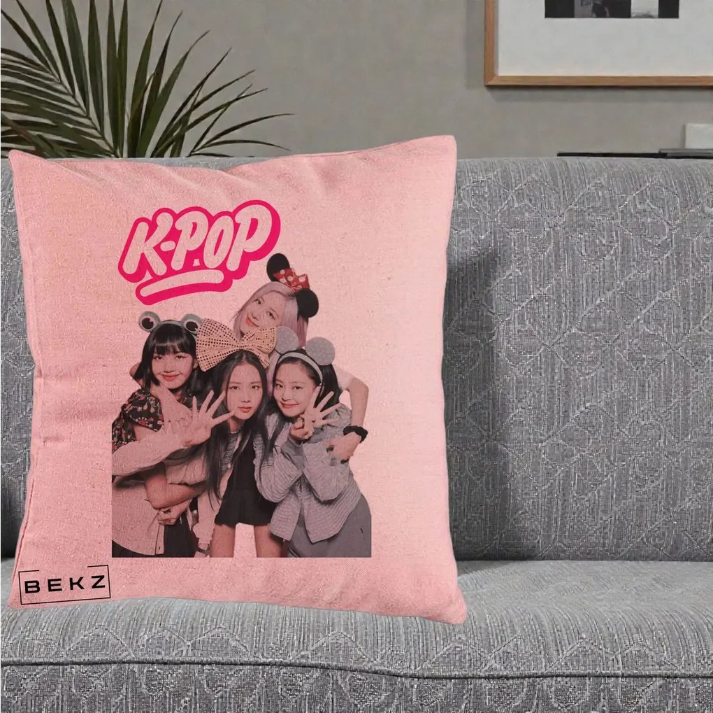 Perna Personalizata BLACKPINK K-Pop Grup Pozitii Amuzante, 40x40 cm, Roz, Husa Detasabila, Perna Inclusa, BEKZ®