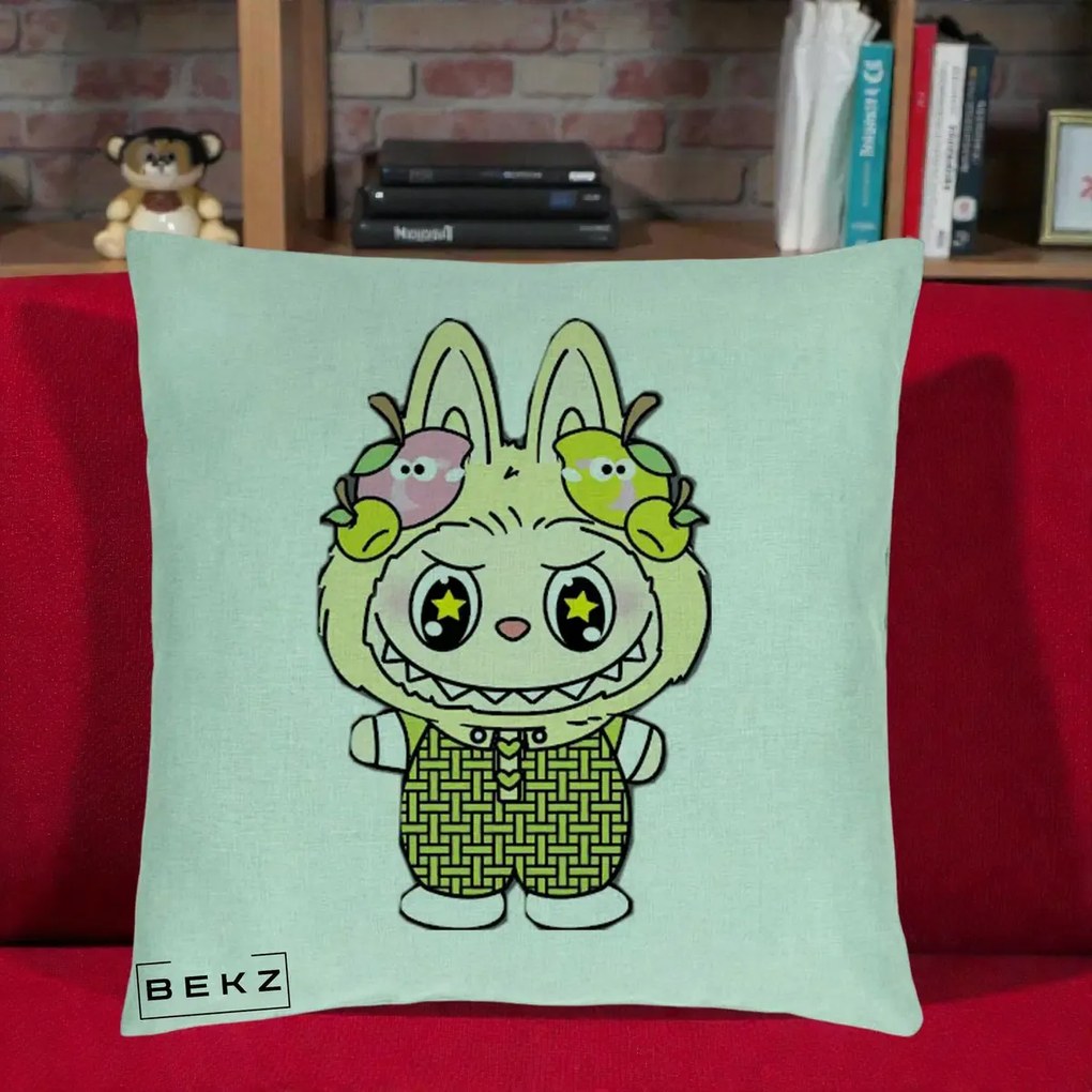 Perna Personalizata Labubu Galben cu Mere si Salopeta, 40x40 cm, Verde Menta, Husa Detasabila, Perna Inclusa, BEKZ®