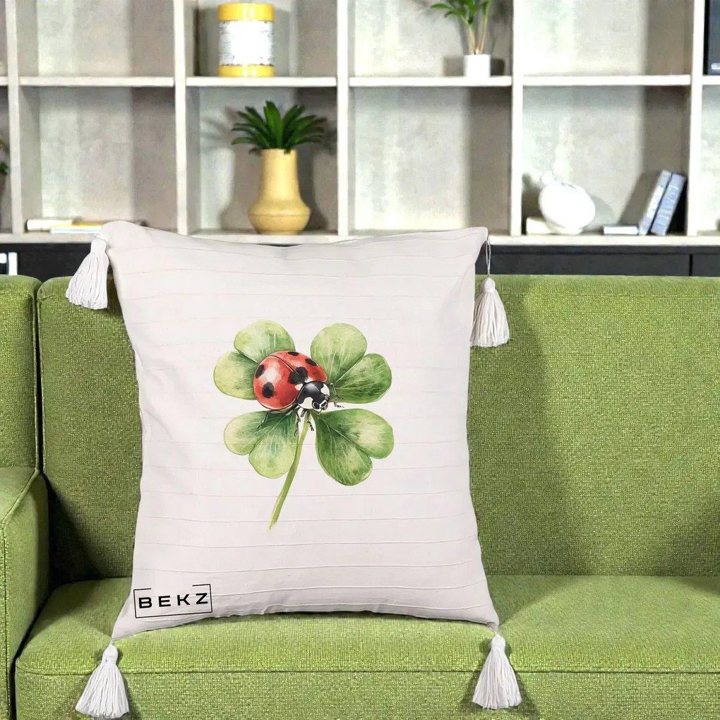 Perna Decorativa Buburuza Norocoasa pe Trifoi cu Patru Foi, 40x40 cm, Bej cu Franjuri, Husa Detasabila, Perna Inclusa, BEKZ®