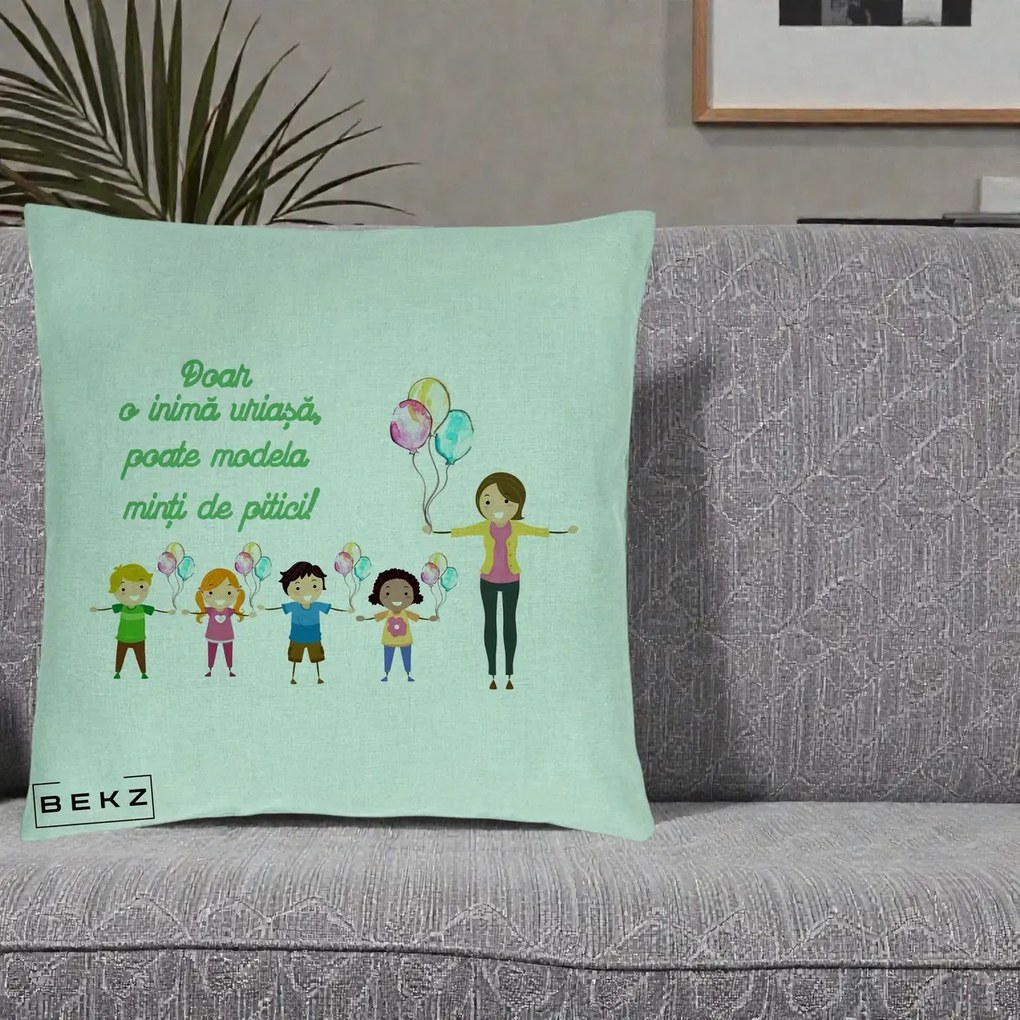 Cadou pentru Educatoare - Perna Personalizata Doar o Inima Uriasa poate Modela Minti de Pitici cu Educatoare si Baloane, 40x40 cm, Verde Menta, Husa Detasabila, Perna Inclusa, BEKZ®
