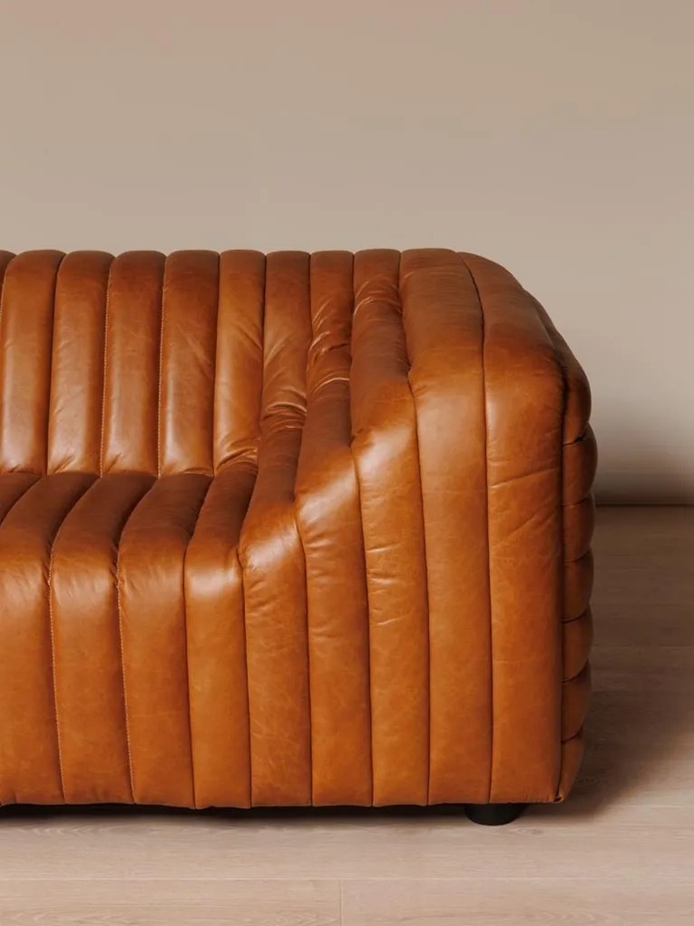 Canapea 3 locuri din piele naturală cognac, cu capitonaj în canale verticale, aspect retro, 63 x 249 x 98 cm, „Freud”