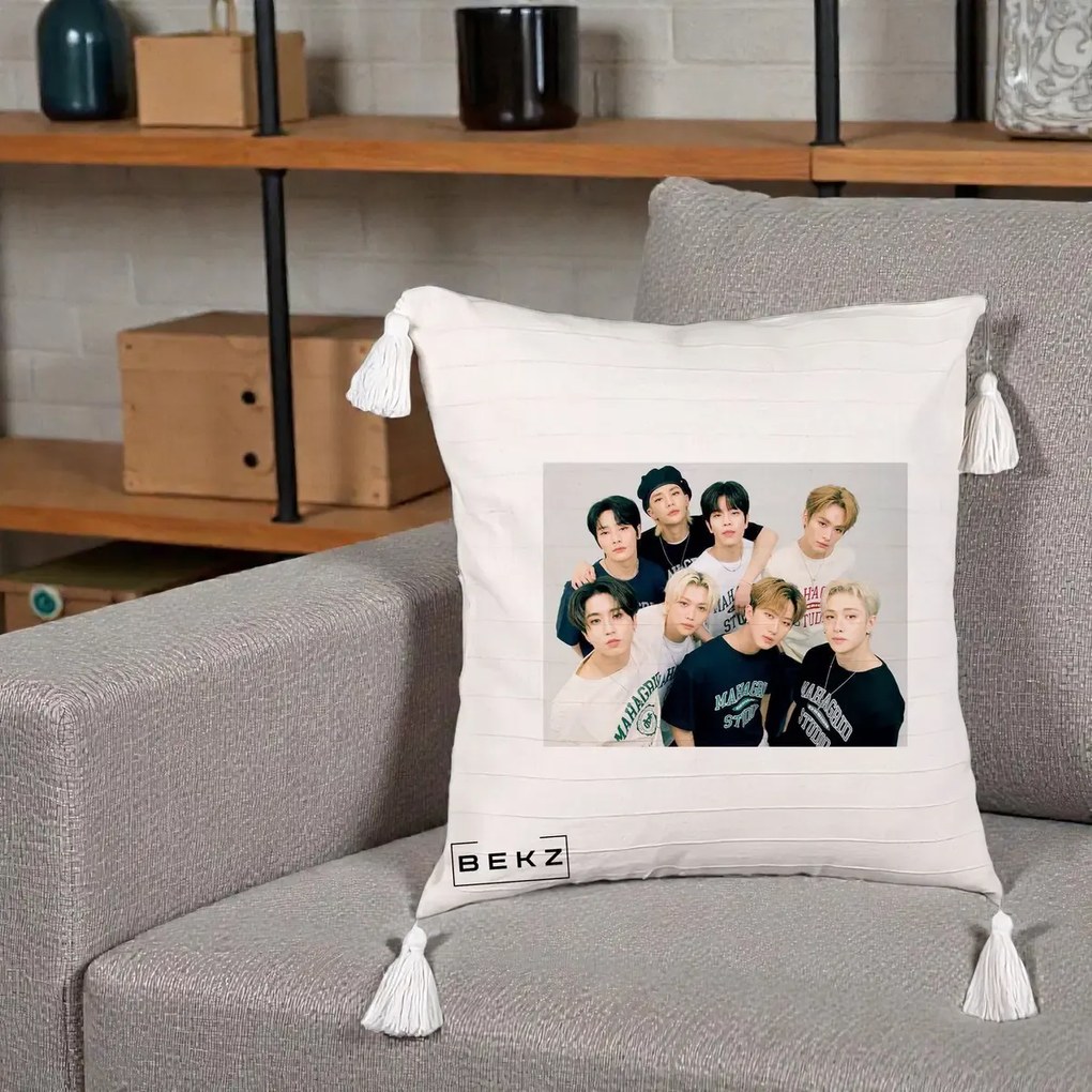 Perna Personalizata K-pop Stray Kids Foto Grup Text, 40x40 cm, Bej cu Franjuri, Husa Detasabila, Perna Inclusa, BEKZ®