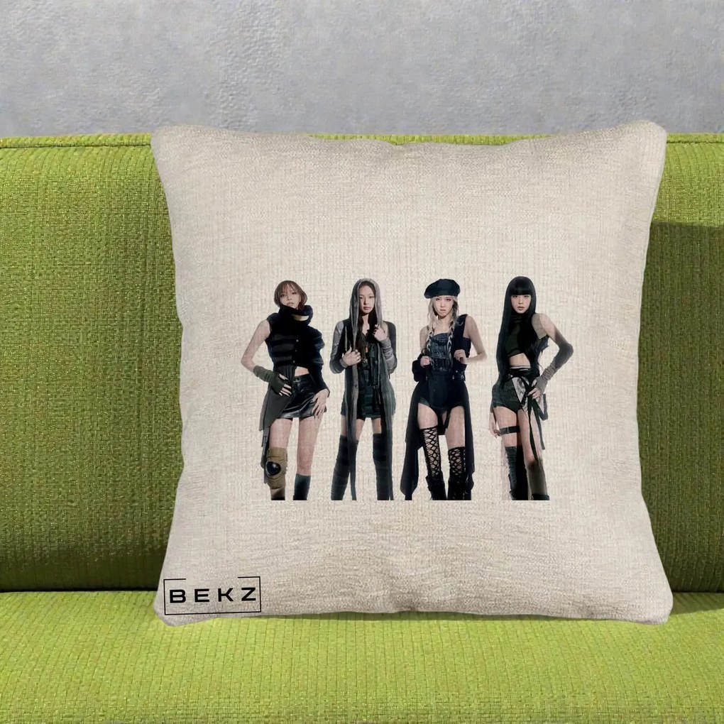Perna Personalizata K-pop BLACKPINK Tinute Negre Elegante Grup, 40x40 cm, Bej Canapea, Husa Detasabila, Perna Inclusa, BEKZ®